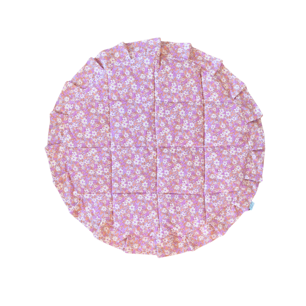 Lekfull barnmatta med massa färg som lila, orange och rosa